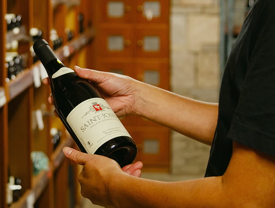 イメージ：ワインを手に取る人