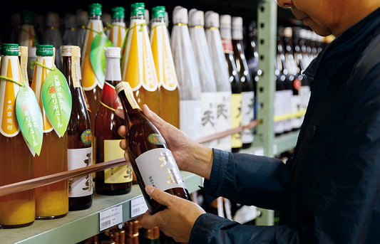 イメージ：お酒を選ぶ人